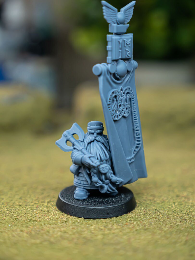 Dwarf Lord with Banner - Sons of Ymir - Highlands Miniatures - Sigmarite Boutique